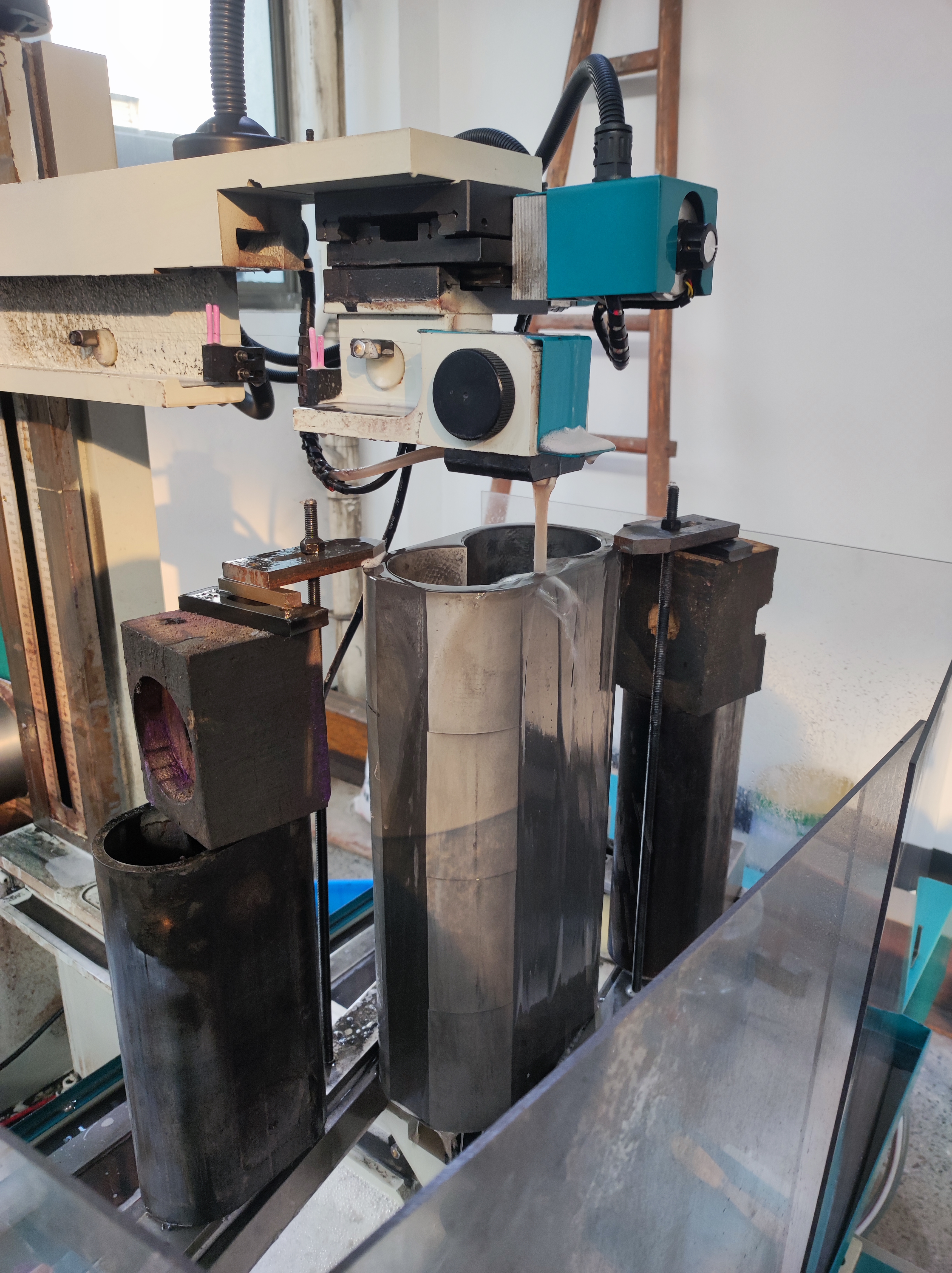 Wire feeding during the operation of wire cutting